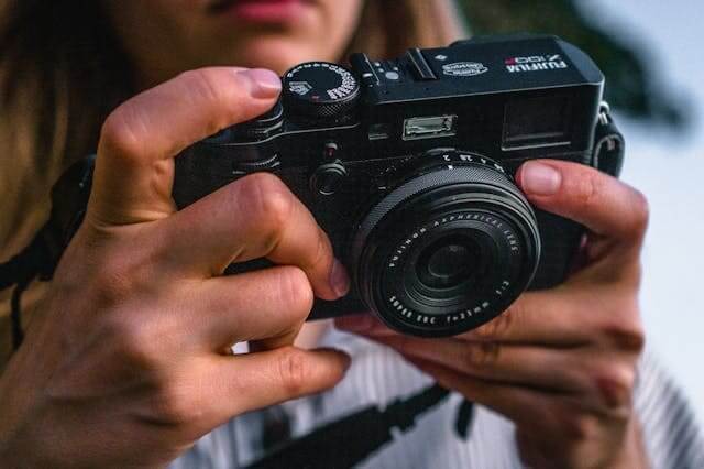 Frau fotografiert mit einer Fujifilm Kamera 