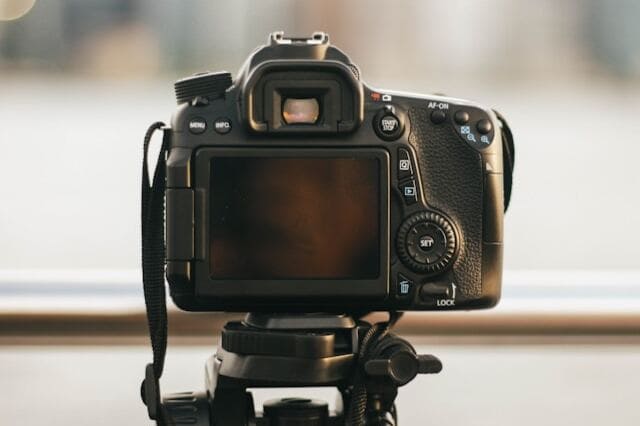 Digitalkamera auf Stativ für Fotografie-Anfänger