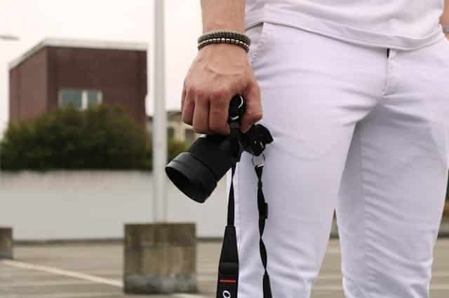 Mann hält Sony Alpha 6000 in der Hand